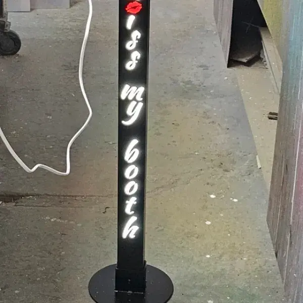 Ειδικές κατασκευές εκτύπωσης και σήμανσης για εκδηλώσεις και διακόσμηση, Φωτεινή επιγραφή με κοπτά φωτιζόμενα γράμματα Plexiglass/μέταλλο. Κατασκευή Αθήνα.