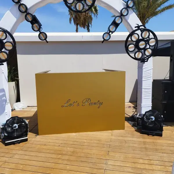 Ειδικές κατασκευές εκτύπωσης και σήμανσης για εκδηλώσεις και διακόσμηση, Ανάγλυφα Γράμματα: Κατασκευή ανάγλυφων γραμμάτων σε χρυσό πάνελ. Υλικό: Plexiglass. Τοποθέτηση Αθήνα.