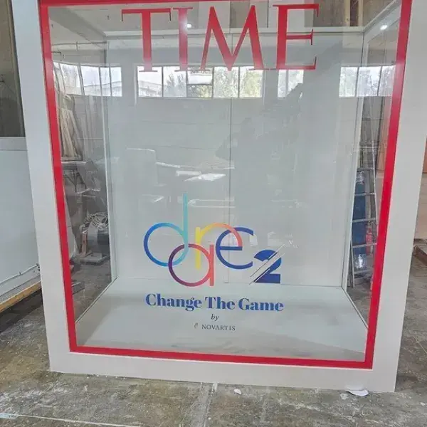 Ειδικές κατασκευές εκτύπωσης και σήμανσης για εκδηλώσεις και διακόσμηση, Ψηφιακές Εκτυπώσεις: Κατασκευή display box με αυτοκόλλητα βινυλίου σε Plexiglass, Αττική.