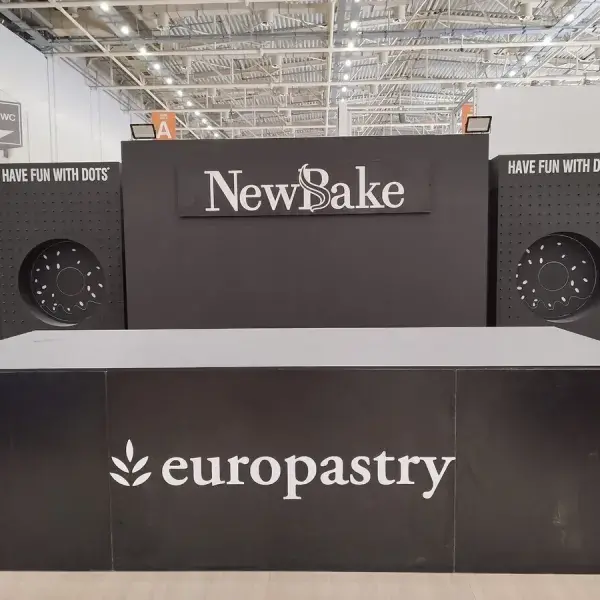 Ειδικές κατασκευές εκτύπωσης και σήμανσης για εκδηλώσεις και διακόσμηση, Κατασκευή εκθεσιακού stand με ανάγλυφα γράμματα Plexiglass, κοπής CNC, στην Αθήνα.