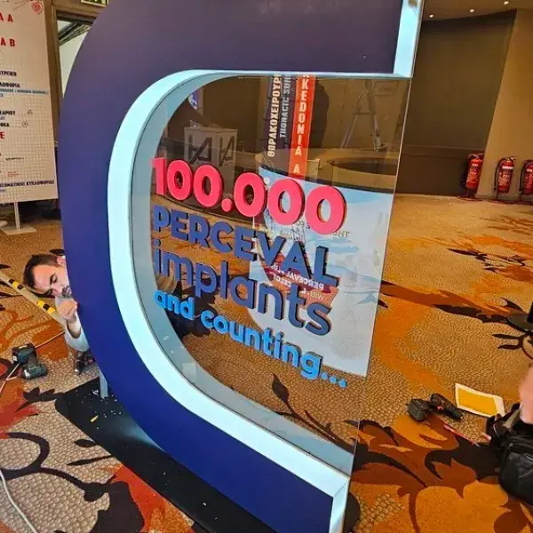 Ειδικές κατασκευές εκτύπωσης και σήμανσης για εκδηλώσεις και διακόσμηση, Ανάγλυφα Γράμματα. Κατασκευή επιδαπέδιας επιγραφής Plexiglass με ψηφιακές εκτυπώσεις, Αθήνα.