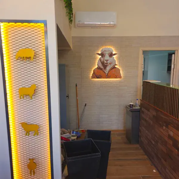 Ειδικές κατασκευές εκτύπωσης και σήμανσης για εκδηλώσεις και διακόσμηση, Φωτεινή Επιγραφή: Κατασκευή φωτιζόμενης επιγραφής προβάτου (Plexiglass/εκτύπωση), Αθήνα.