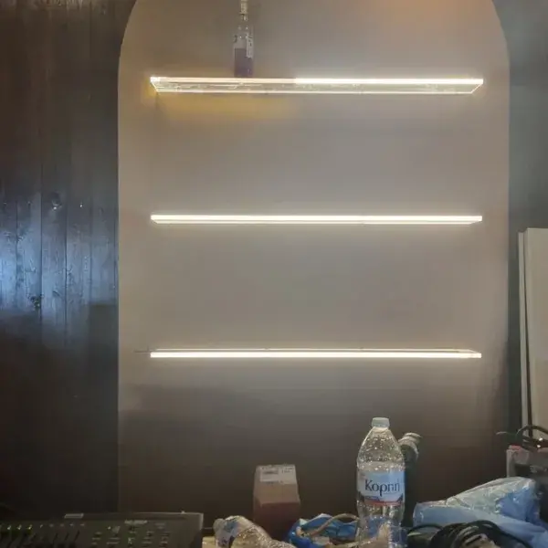 Ειδικές κατασκευές εκτύπωσης και σήμανσης για εκδηλώσεις και διακόσμηση, Φωτεινές Επιγραφές: Κατασκευή/Τοποθέτηση φωτιζόμενων ραφιών Plexiglass με LED, Αθήνα.