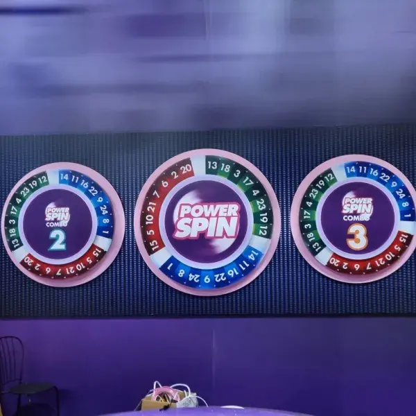 Ειδικές κατασκευές εκτύπωσης και σήμανσης για εκδηλώσεις και διακόσμηση, Ψηφιακές εκτυπώσεις σε Plexiglass, κυκλικές επιγραφές Power Spin. Κατασκευή και τοποθέτηση Αθήνα.