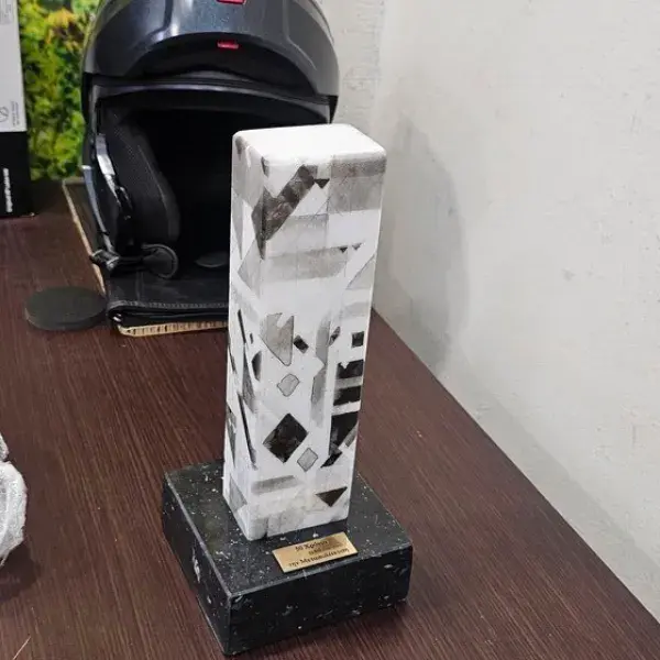 Ειδικές κατασκευές εκτύπωσης και σήμανσης για εκδηλώσεις και διακόσμηση, Εργασίες Laser - CNC: Κατασκευή Plexiglass βραβείου, χαραγμένο ταμπελάκι, Αττική.