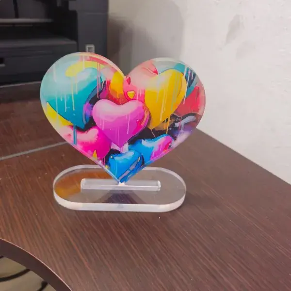 Ειδικές κατασκευές εκτύπωσης και σήμανσης για εκδηλώσεις και διακόσμηση, Ταμπελάκι καρδιά Plexiglass, ψηφιακή εκτύπωση, laser-cut βάση. Κατασκευή Αθήνα.