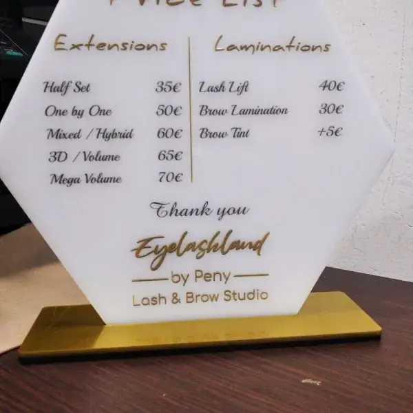 Ειδικές κατασκευές εκτύπωσης και σήμανσης για εκδηλώσεις και διακόσμηση, Κατασκευή Ταμπελάκι Plexiglass με κοπή Laser και χρυσά ανάγλυφα γράμματα στην Αττική.