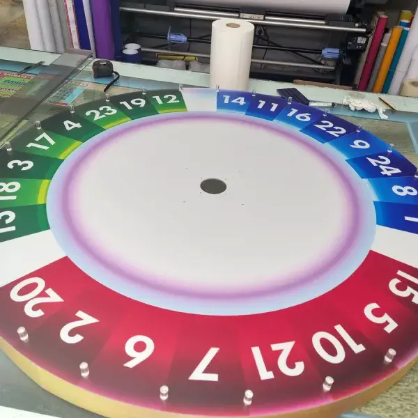 Ειδικές κατασκευές εκτύπωσης και σήμανσης για εκδηλώσεις και διακόσμηση, Ψηφιακές Εκτυπώσεις: Κατασκευή τροχού ρουλέτας Plexiglass με έγχρωμη εκτύπωση, Αθήνα.