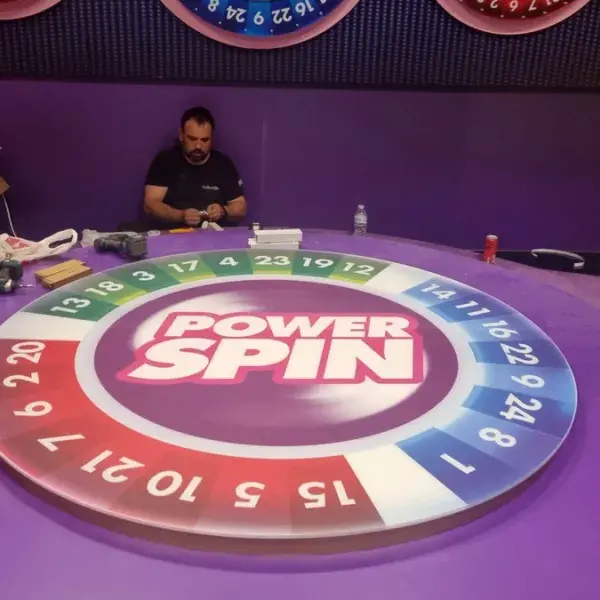 Ειδικές κατασκευές εκτύπωσης και σήμανσης για εκδηλώσεις και διακόσμηση, Φωτεινή Επιγραφή: Τοποθέτηση Plexiglass με ψηφιακή εκτύπωση, Power Spin, στην Αττική.