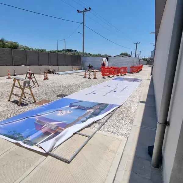 Εκτυπώσεις banner σε μουσαμά μεγάλης αντοχής, Ψηφιακές Εκτυπώσεις: Τοποθέτηση μεγάλης εκτύπωσης μουσαμά σε σκελετό, Αθήνα.