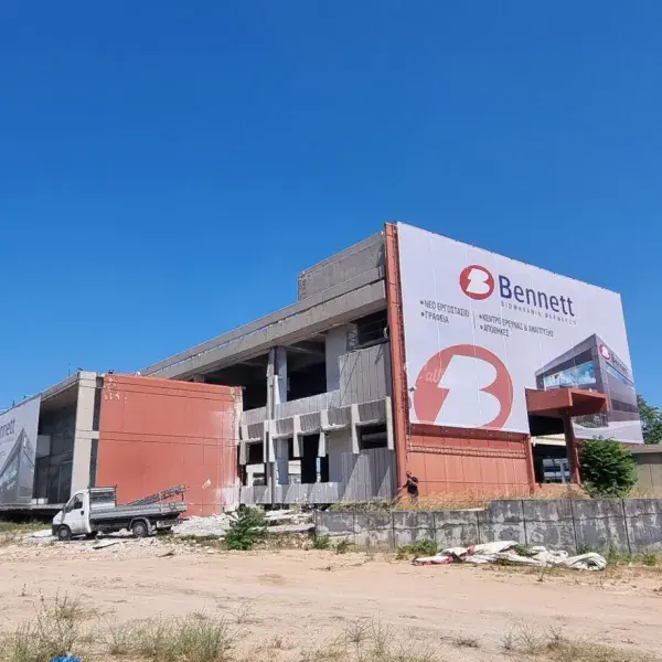 Εκτυπώσεις banner σε μουσαμά μεγάλης αντοχής, Ψηφιακές Εκτυπώσεις: Τοποθέτηση μεγάλων εκτυπώσεων μουσαμά "Bennett" σε κτίριο στην Αττική.