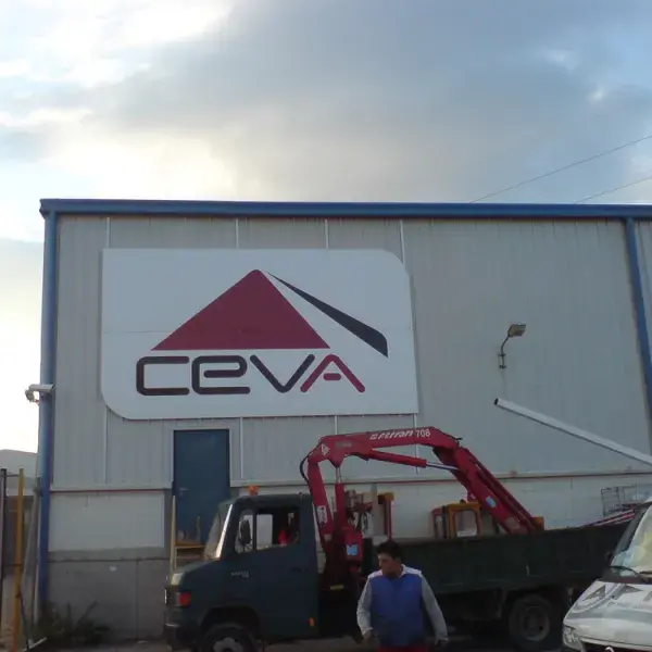 Διαχρονικές επιγραφές αλουμινίου με επένδυση αυτοκόλλητου βινυλίου, Επιγραφές Αλουμινίου: Τοποθέτηση πινακίδας αλουμινίου CEVA με ψηφιακή εκτύπωση, Αθήνα.