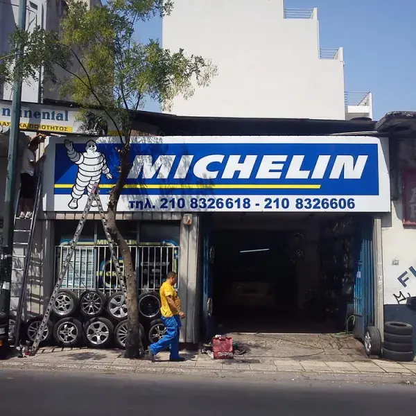 Διαχρονικές επιγραφές αλουμινίου με επένδυση αυτοκόλλητου βινυλίου, Φωτεινές Επιγραφές Plexiglass, ψηφιακή εκτύπωση. Τοποθέτηση πινακίδας Michelin, Αθήνα.