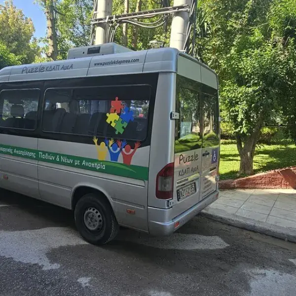 Εφαρμογή αυτοκόλλητων βινυλίου σε επαγγελματικό όχημα, Επιγραφές Αυτοκινήτων: Τοποθέτηση αυτοκόλλητων βινυλίου με ψηφιακή εκτύπωση σε βαν, Αθήνα.