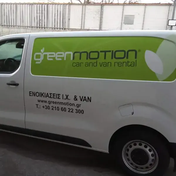 Εφαρμογή αυτοκόλλητων βινυλίου σε επαγγελματικό όχημα, Επιγραφές Αυτοκινήτων: Τοποθέτηση αυτοκόλλητου βινυλίου (ψηφιακή εκτύπωση) σε όχημα στην Αθήνα.