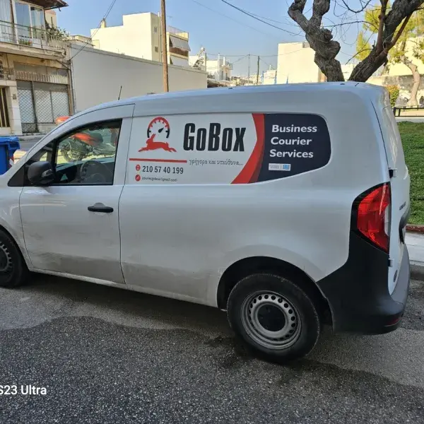 Εφαρμογή αυτοκόλλητων βινυλίου σε επαγγελματικό όχημα, Επιγραφές Αυτοκινήτων: Τοποθέτηση ψηφιακής εκτύπωσης βινυλίου σε εταιρικό βαν, Αθήνα.