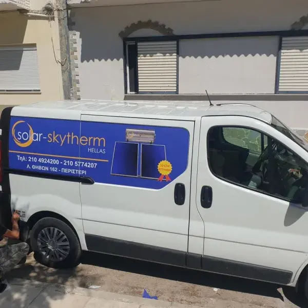 Εφαρμογή αυτοκόλλητων βινυλίου σε επαγγελματικό όχημα, Επιγραφές Αυτοκινήτων: Τοποθέτηση ψηφιακής εκτύπωσης σε αυτοκόλλητο βινύλιο οχήματος στην Αθήνα.