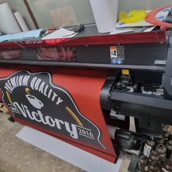 Βαφή λογότυπου και επιγραφών σε τέντες καταστημάτων, Ψηφιακές Εκτυπώσεις: Εκτύπωση λογοτύπου σε αυτοκόλλητο βινύλιο. Κατασκευή επιγραφών Αττική.