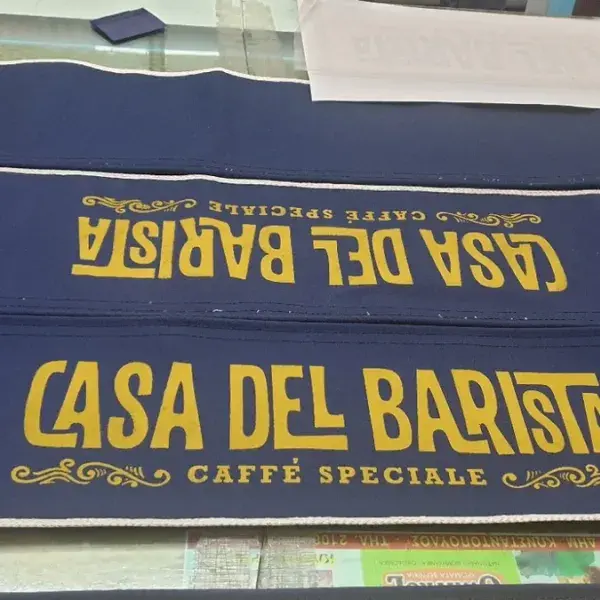 Βαφή λογότυπου και επιγραφών σε τέντες καταστημάτων, Ψηφιακές Εκτυπώσεις: Κατασκευή εκτυπωμένου μουσαμά για τέντες, Αθήνα.