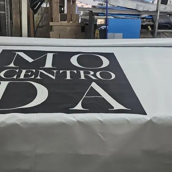 Βαφή λογότυπου και επιγραφών σε τέντες καταστημάτων, Ψηφιακές Εκτυπώσεις: Λογότυπο "MO CENTRO DA" σε μουσαμά. Κατασκευή στην Αθήνα.