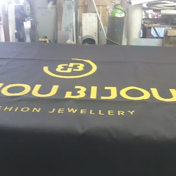 Βαφή λογότυπου και επιγραφών σε τέντες καταστημάτων, Ψηφιακές Εκτυπώσεις: Κατασκευή μουσαμά με εκτύπωση για κάλυψη, Αθήνα.