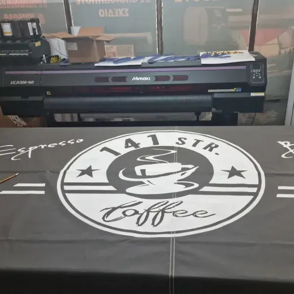 Βαφή λογότυπου και επιγραφών σε τέντες καταστημάτων, Ψηφιακές Εκτυπώσεις: Κατασκευή μουσαμά με UV εκτύπωση στην Αθήνα.