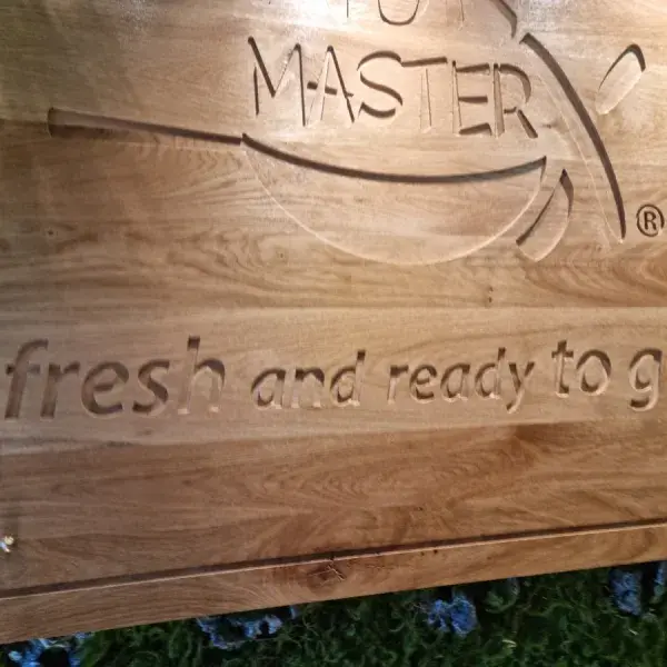 Υπηρεσίες κοπής και χάραξης με Laser και CNC Router, Εργασίες Laser - CNC: Κατασκευή ξύλινης επιγραφής με χάραξη CNC λογοτύπου. Αθήνα.