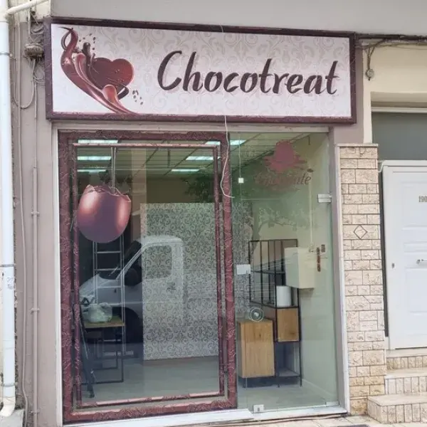 Ψηφιακές εκτυπώσεις μεγάλων διαστάσεων σε μουσαμά, αυτοκόλλητο και καμβά, Ψηφιακές Εκτυπώσεις: Επιγραφή αλουμινίου με ψηφιακή εκτύπωση και αυτοκόλλητα βιτρίνας. Κατασκευή Αθήνα.