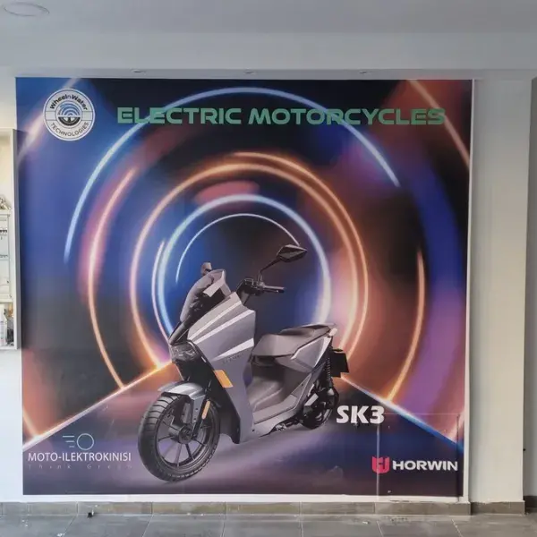 Ψηφιακές εκτυπώσεις μεγάλων διαστάσεων σε μουσαμά, αυτοκόλλητο και καμβά, Κατηγορία: Ψηφιακές Εκτυπώσεις. Μεγάλη εκτύπωση σε αυτοκόλλητο βινύλιο, ηλεκτρική μοτοσυκλέτα. Τοποθέτηση Αθήνα.