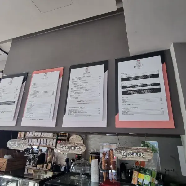 Ψηφιακές εκτυπώσεις μεγάλων διαστάσεων σε μουσαμά, αυτοκόλλητο και καμβά, Ψηφιακές Εκτυπώσεις: Μενού σε Plexiglass με επικόλληση βινυλίου και έγχρωμο φόντο. Κατασκευή, τοποθέτηση Αθήνα.