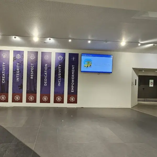 Ψηφιακές εκτυπώσεις μεγάλων διαστάσεων σε μουσαμά, αυτοκόλλητο και καμβά, Κατασκευή, τοποθέτηση ψηφιακών εκτυπώσεων αυτοκόλλητου βινυλίου τοίχου, Αττική.