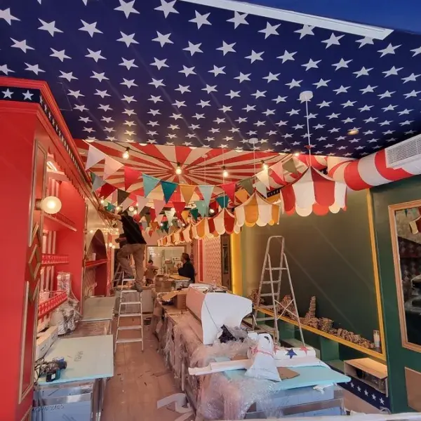 Ψηφιακές εκτυπώσεις μεγάλων διαστάσεων σε μουσαμά, αυτοκόλλητο και καμβά, Ψηφιακές εκτυπώσεις αυτοκόλλητου βινυλίου για θεματική διακόσμηση, με τοποθέτηση στην Αθήνα.