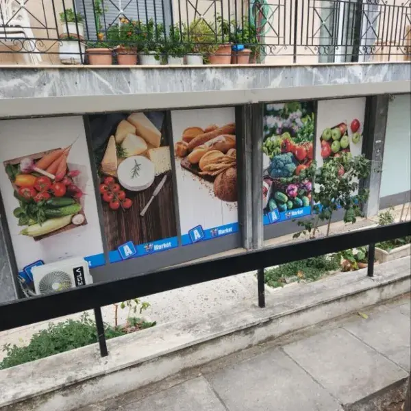 Ψηφιακές εκτυπώσεις μεγάλων διαστάσεων σε μουσαμά, αυτοκόλλητο και καμβά, Ψηφιακές Εκτυπώσεις: Τοποθέτηση αυτοκόλλητων βινυλίου σε βιτρίνες, Αθήνα.