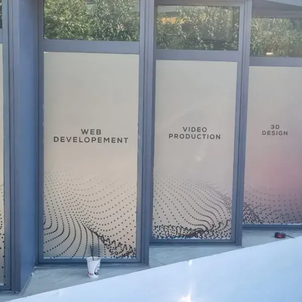 Ψηφιακές εκτυπώσεις μεγάλων διαστάσεων σε μουσαμά, αυτοκόλλητο και καμβά, Ψηφιακές Εκτυπώσεις. Τοποθέτηση αυτοκόλλητου βινυλίου σε τζάμια με κοπτικά σχέδια, Αθήνα.