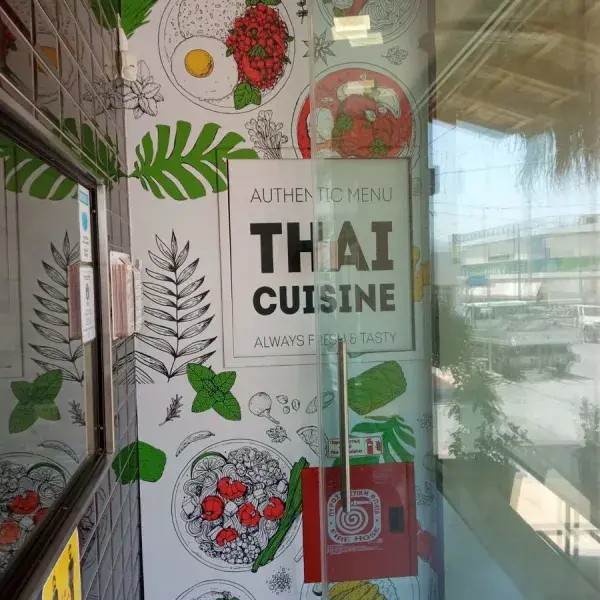 Ψηφιακές εκτυπώσεις μεγάλων διαστάσεων σε μουσαμά, αυτοκόλλητο και καμβά, Ψηφιακές Εκτυπώσεις: Τοποθέτηση διακοσμητικού αυτοκόλλητου βινυλίου σε τοίχο και τζάμι, Αθήνα.