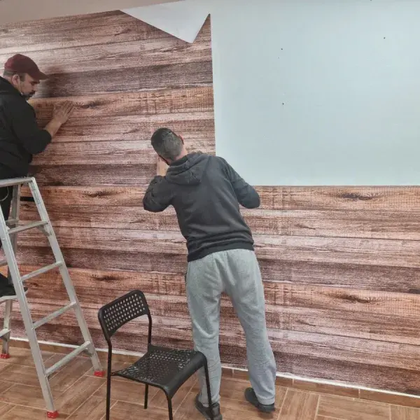 Ψηφιακές εκτυπώσεις μεγάλων διαστάσεων σε μουσαμά, αυτοκόλλητο και καμβά, Ψηφιακές Εκτυπώσεις: Τοποθέτηση ψηφιακής αυτοκόλλητης εκτύπωσης με όψη ξύλου, Αθήνα.